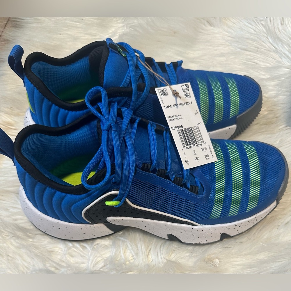 BOYS' ADIDAS BIG KID TRAE UNLIMITED BASKETBALL SHOES